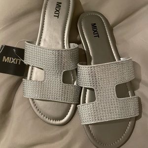 Flat silver stone sandals size 7 1/2 by mix it !! Brand new never worn
